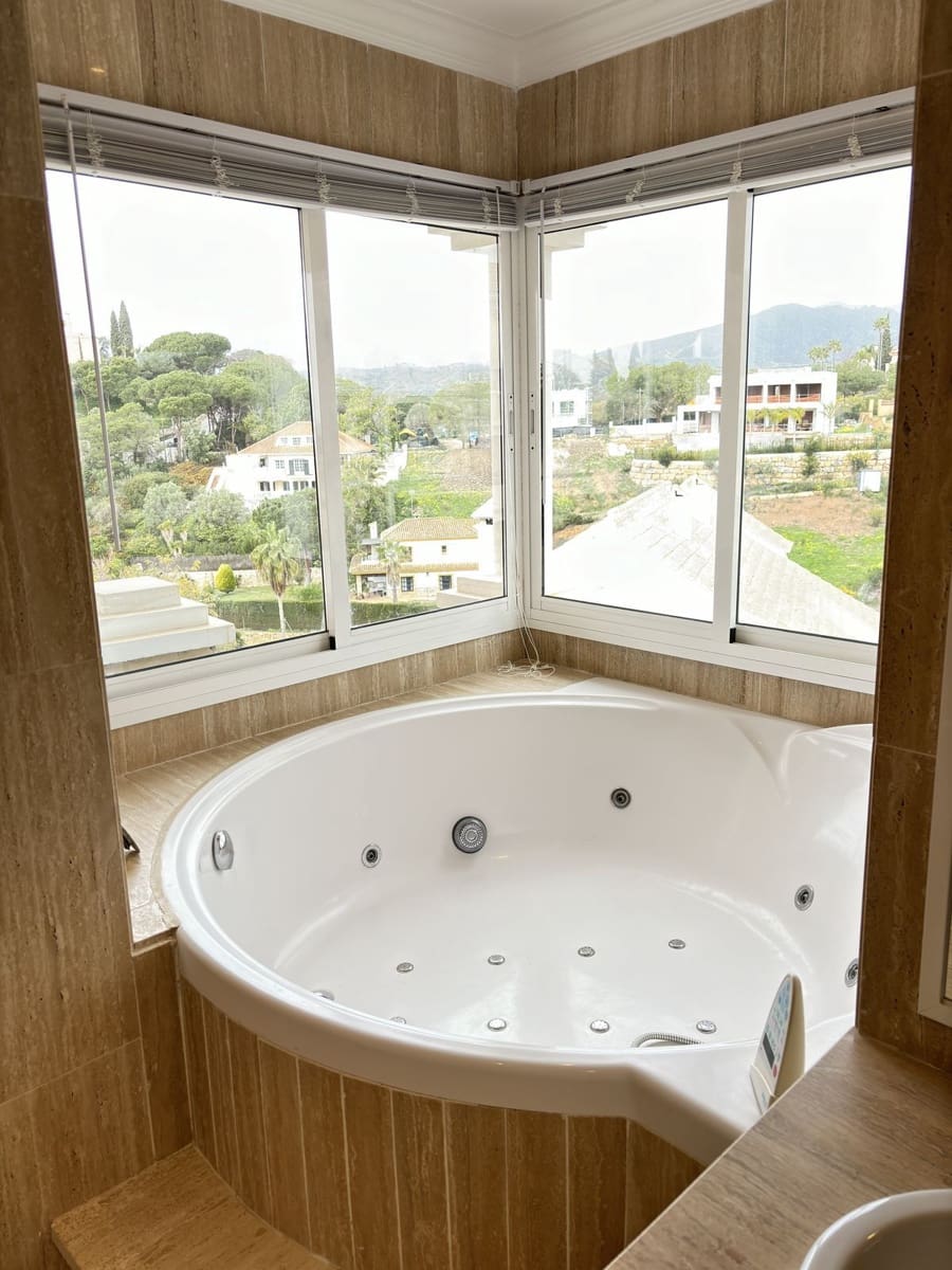 2 bedroom Apartment for sale in Elviria - € 369,900 (Ref: 8567413)