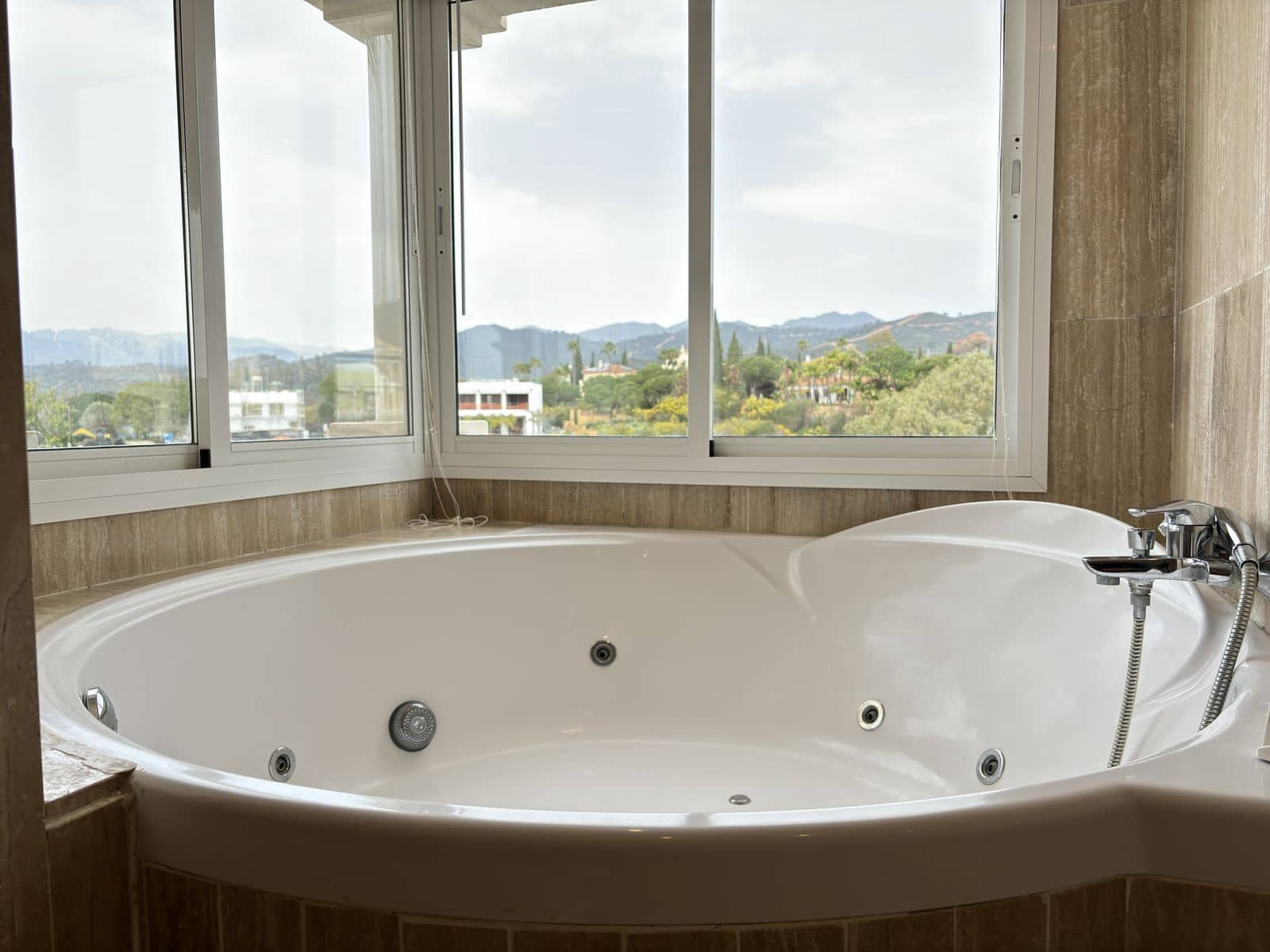 2 bedroom Apartment for sale in Elviria - € 369,900 (Ref: 8567413)