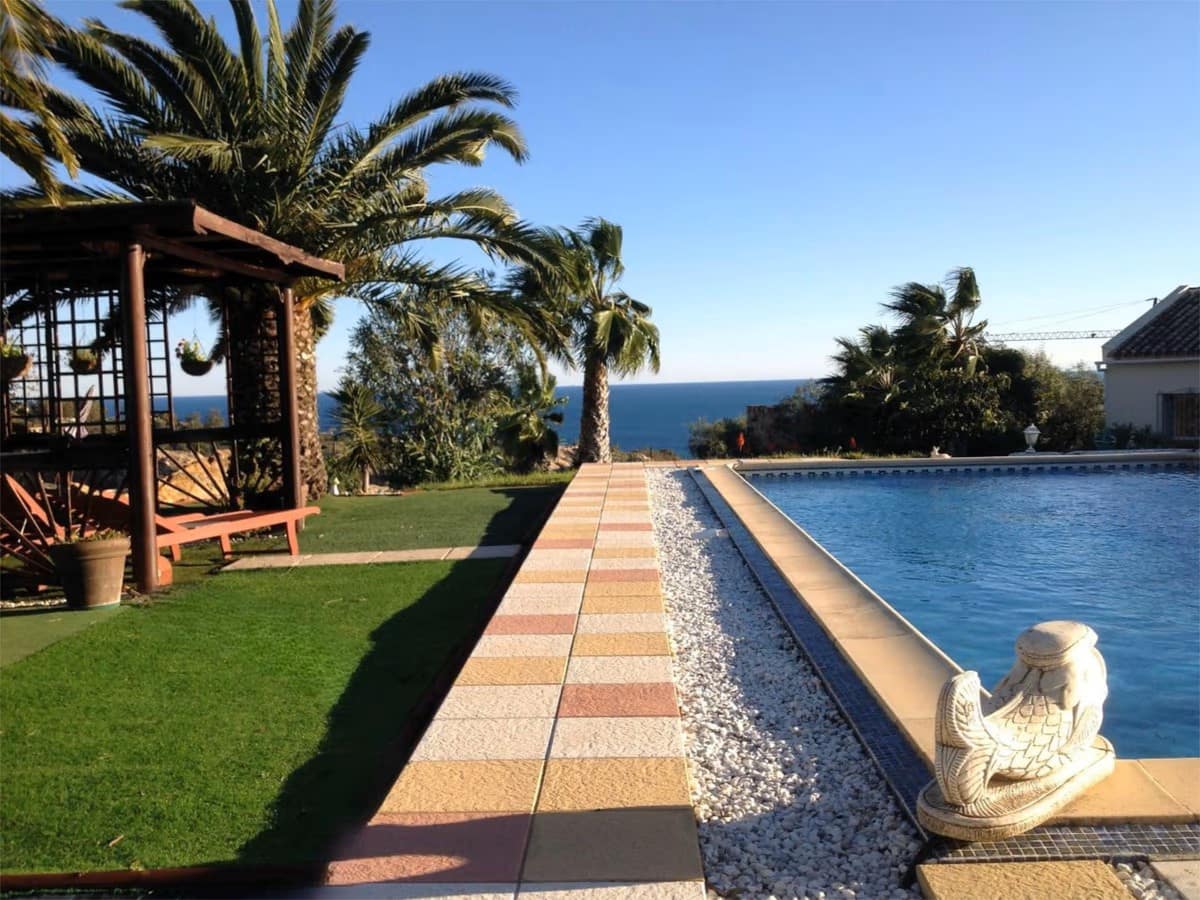 3 soveværelse Villa til salg i Manilva med swimmingpool garage - € 545.000 (Ref: 8814311)