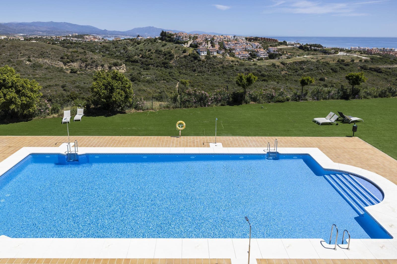 2 sypialnia Penthouse na sprzedaż w Manilva z basenem garażem - 230 000 € (Ref: 8998383)