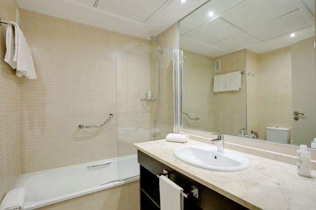 2 soveværelse Lejlighed til salg i Estepona med swimmingpool - € 165.000 (Ref: 8998415)