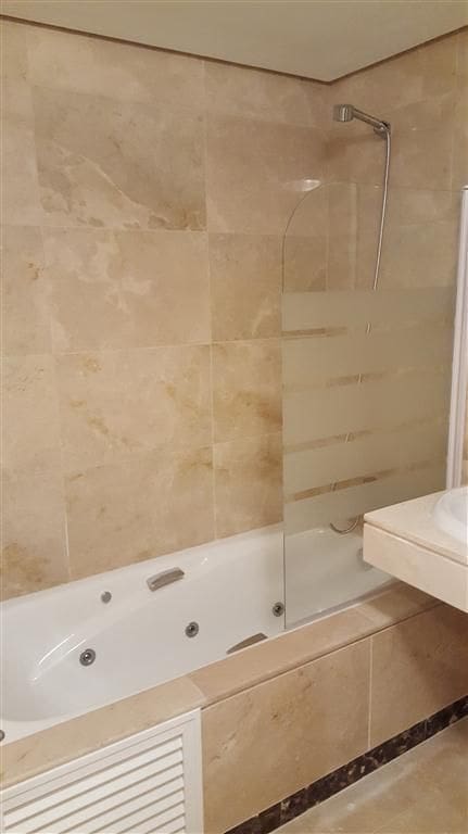 2 sypialnia Apartament na sprzedaż w Manilva z basenem garażem - 245 000 € (Ref: 9023033)