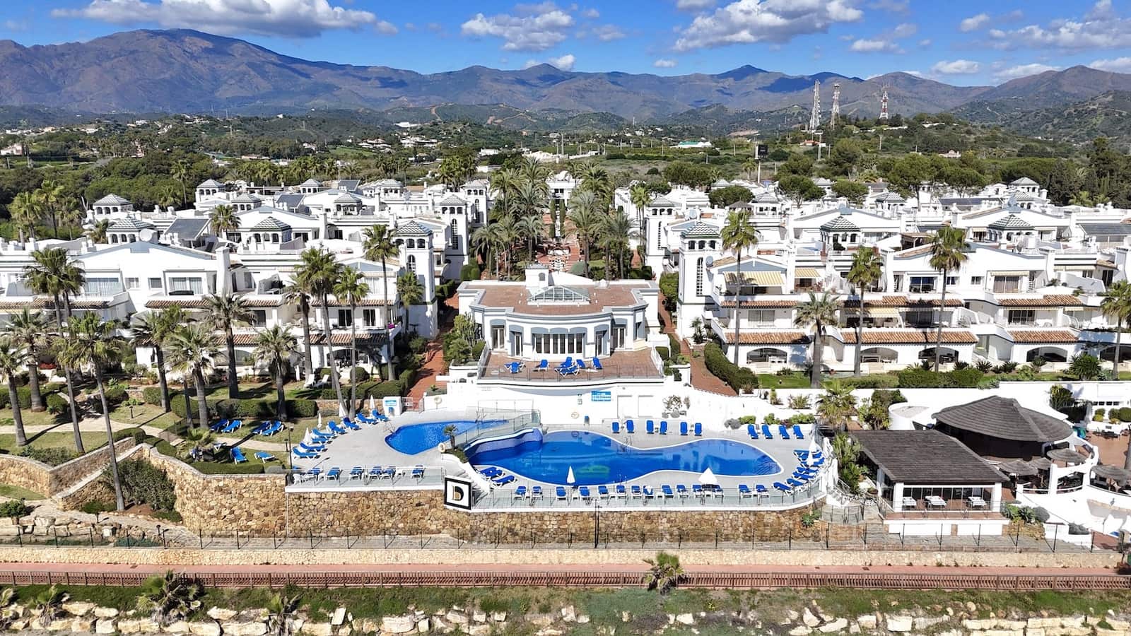 2 bedroom Beach Apartment for sale in New Golden Mile with pool - € 565,000 (Ref: 9095146)