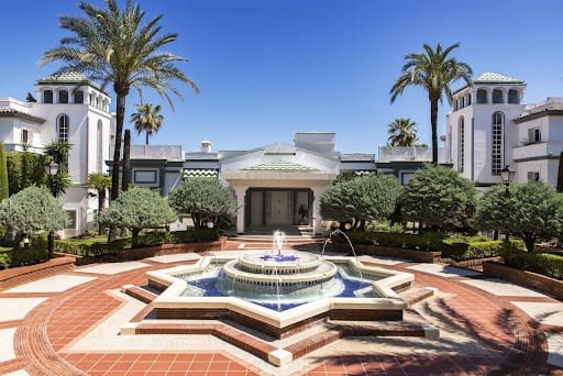 2 bedroom Beach Apartment for sale in New Golden Mile with pool - € 565,000 (Ref: 9095146)