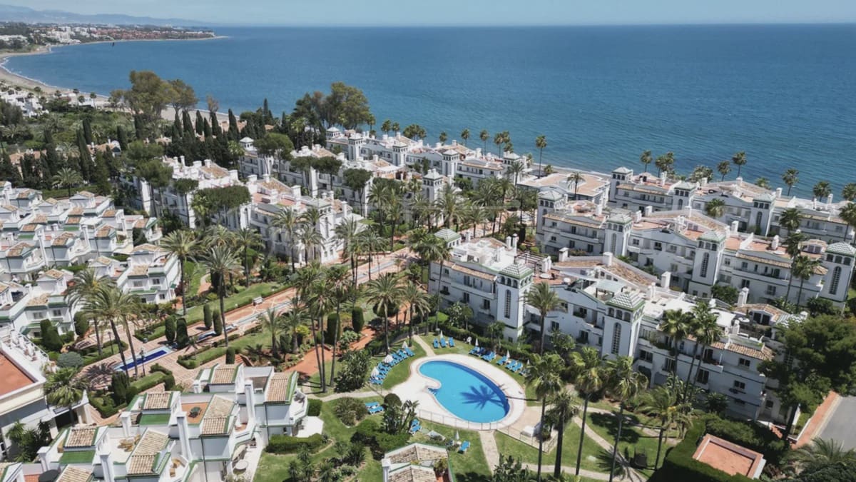 2 bedroom Beach Apartment for sale in New Golden Mile with pool - € 565,000 (Ref: 9095146)