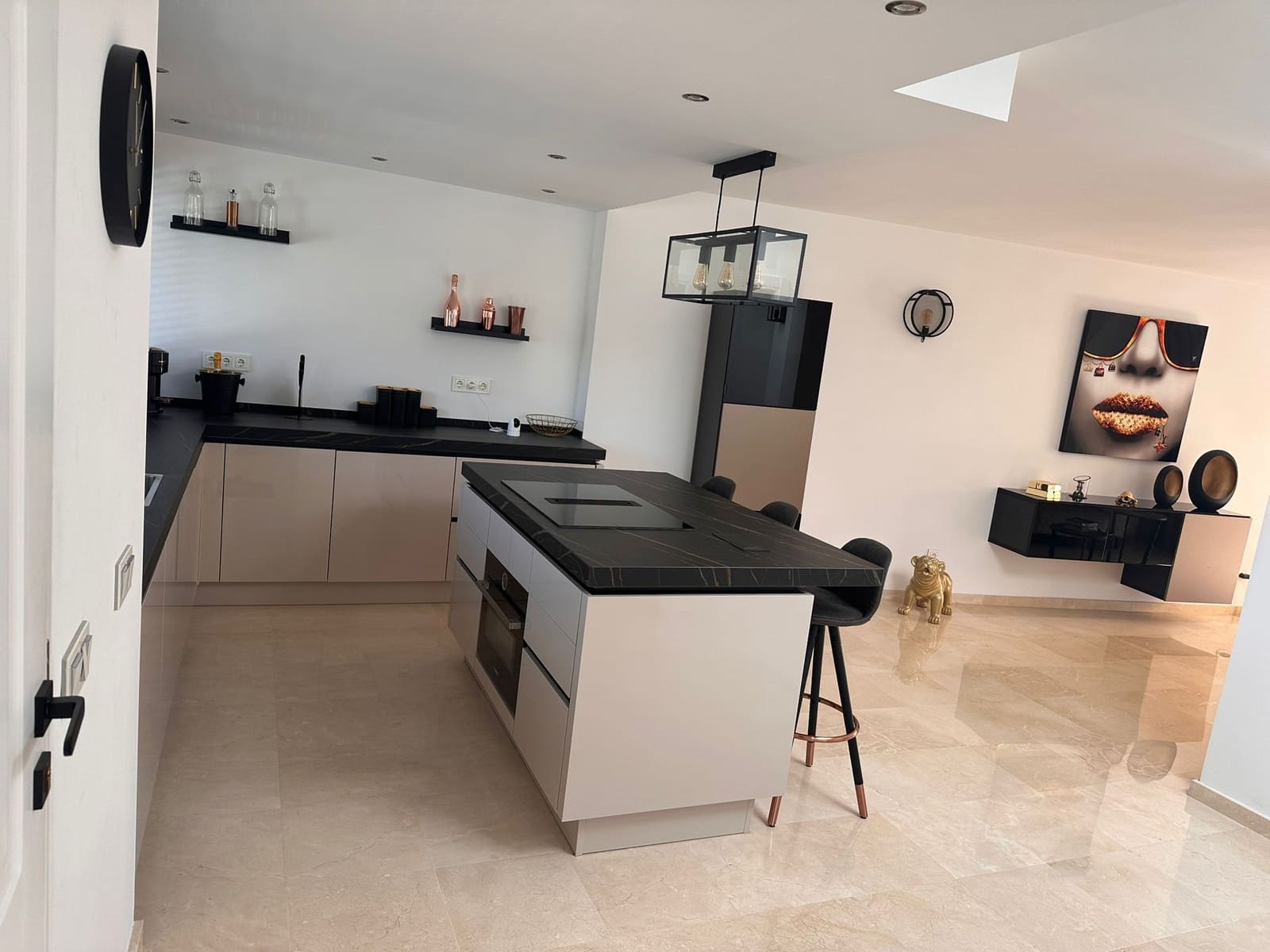 2 bedroom Beach Apartment for sale in New Golden Mile with pool - € 565,000 (Ref: 9095146)