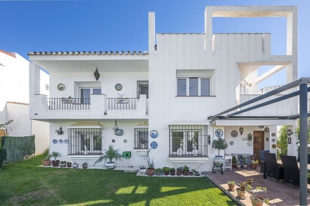 3 slaapkamer Villa te koop in Puerto de la Duquesa, Manilva met zwembad - € 475.000 (Ref: 9632633)