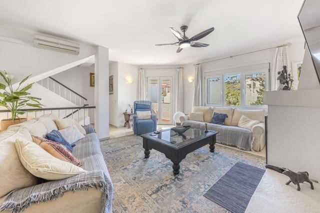 3 slaapkamer Villa te koop in Puerto de la Duquesa, Manilva met zwembad - € 475.000 (Ref: 9632633)