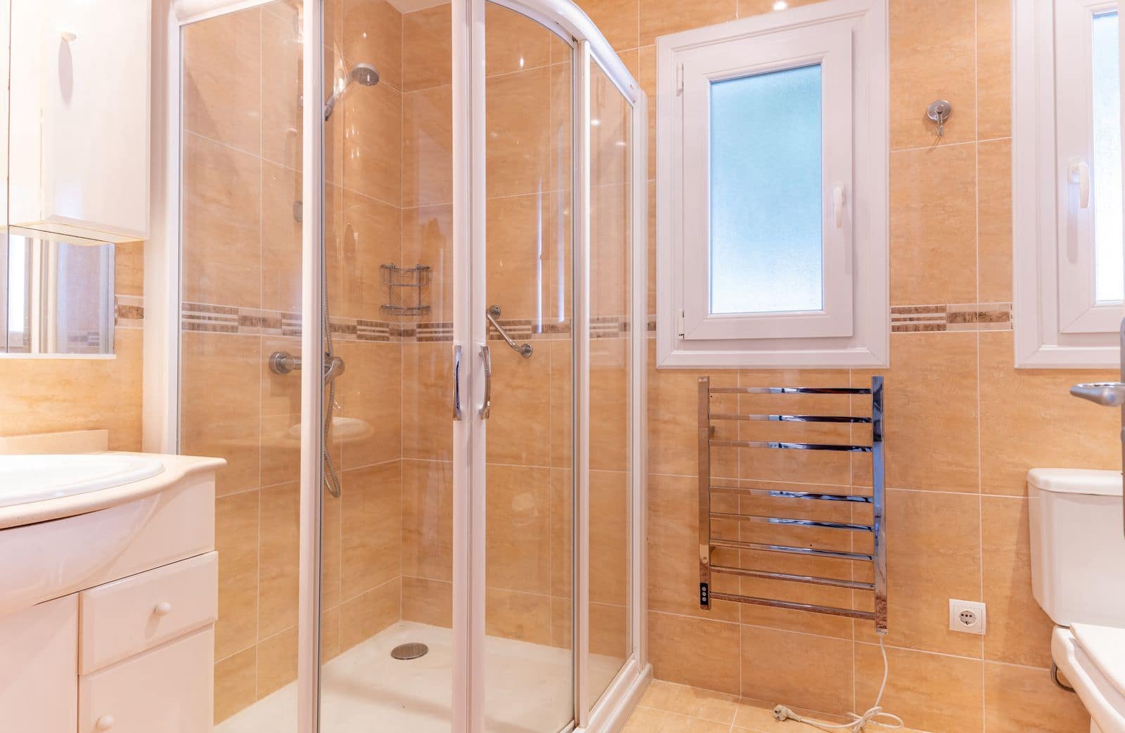 2 bedroom Apartment for sale in Estepona with pool - € 329,000 (Ref: 9650397)