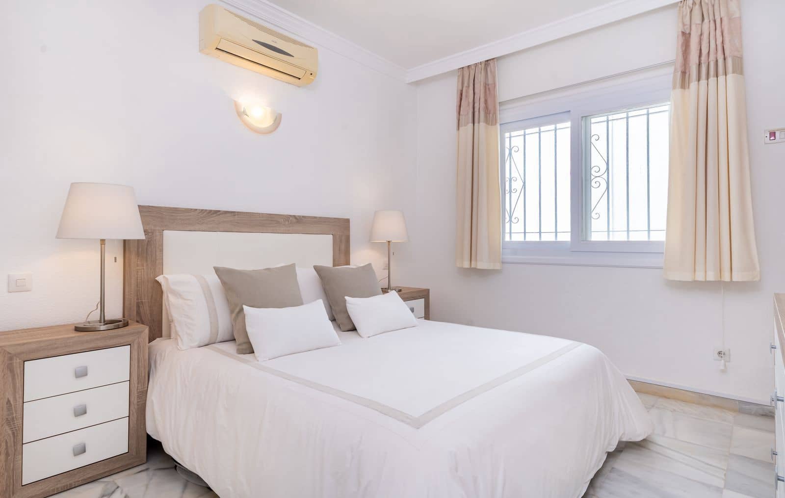 2 bedroom Apartment for sale in Estepona with pool - € 329,000 (Ref: 9650397)