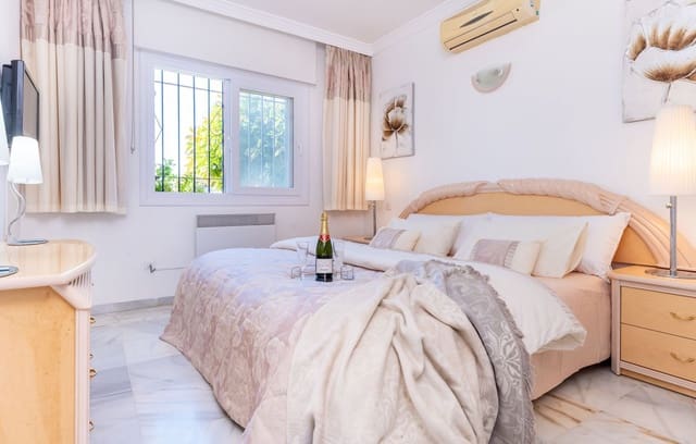 2 bedroom Apartment for sale in Estepona with pool - € 329,000 (Ref: 9650397)