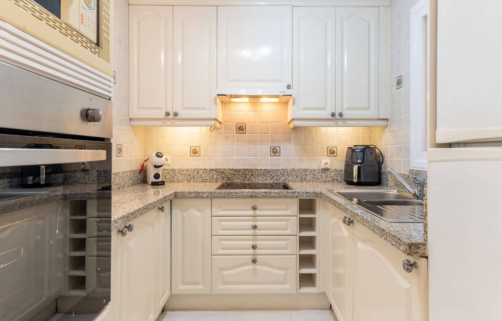 2 bedroom Apartment for sale in Estepona with pool - € 329,000 (Ref: 9650397)