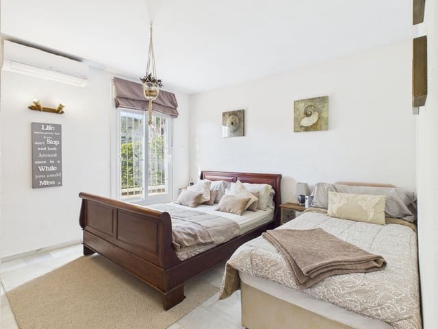 4 Zimmer Villa zu verkaufen in Estepona mit Pool Garage - 795.000 € (Ref: 9650490)