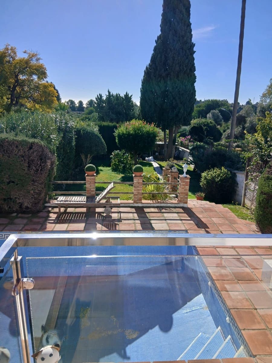 3 soveværelse Villa til salg i Estepona med swimmingpool garage - € 690.000 (Ref: 9650600)