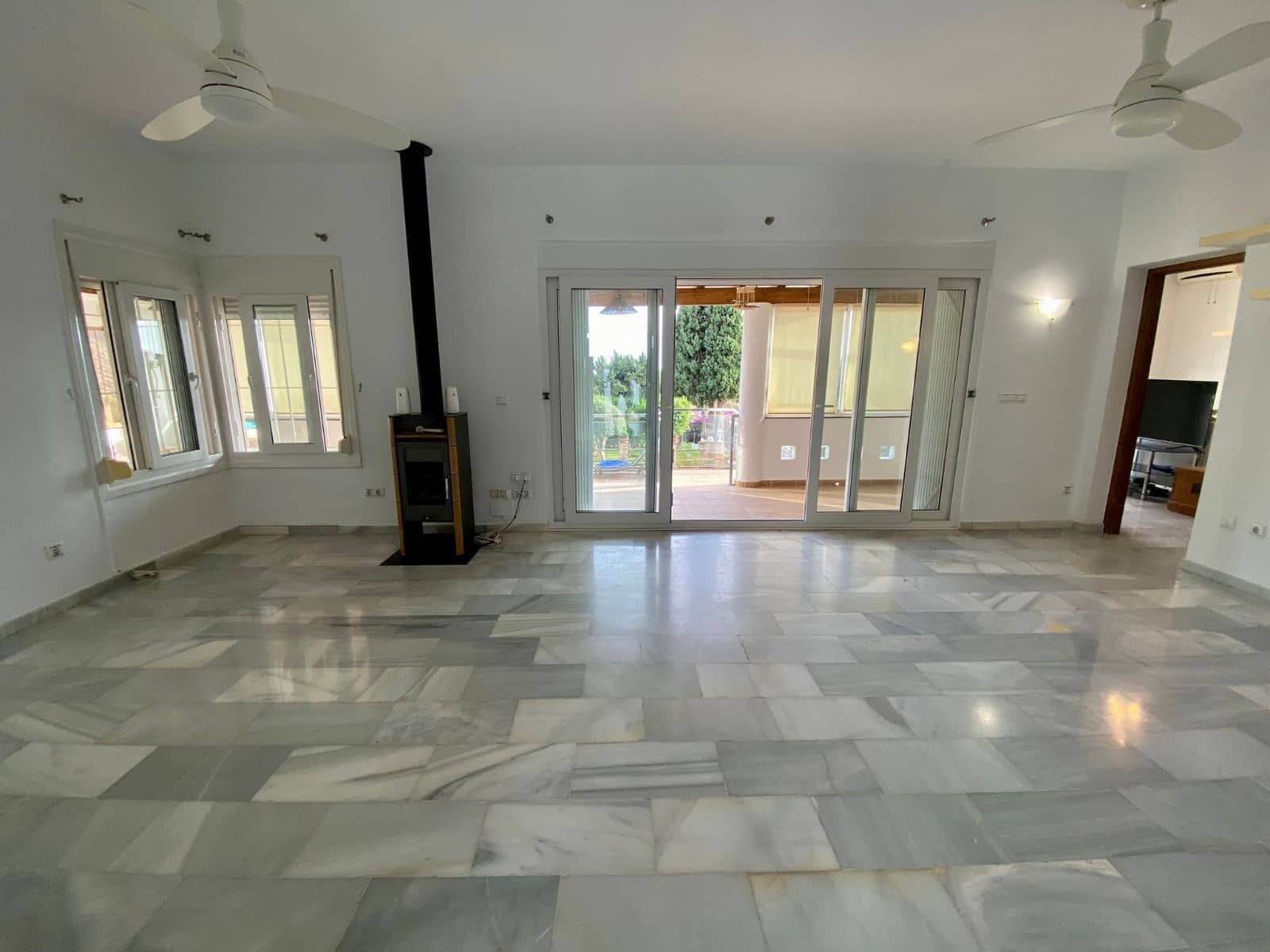 3 soveværelse Villa til salg i Estepona med swimmingpool garage - € 690.000 (Ref: 9650600)