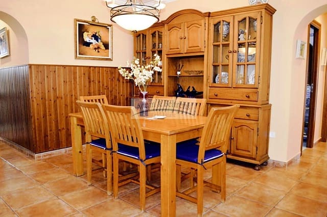 4 quarto Moradia para venda em Dénia com piscina garagem - 750 000 € (Ref: 8110370)