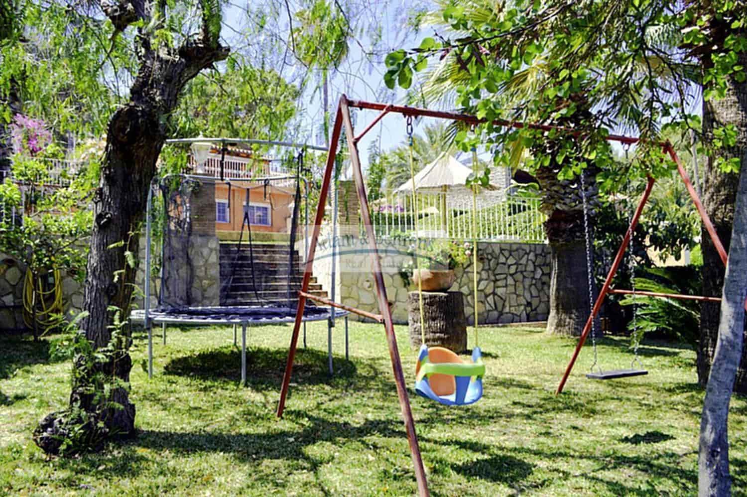 4 bedroom Villa for sale in Denia with pool garage - € 750,000 (Ref: 8110370)