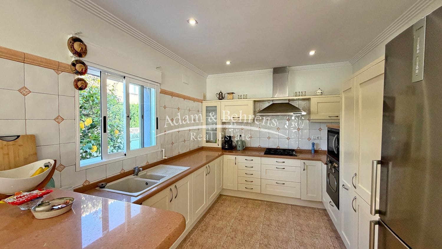 3 bedroom Villa for sale in Alicante / Alacant city with pool garage - € 630,000 (Ref: 9719484)