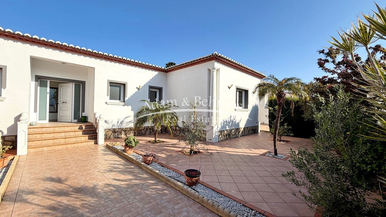 3 bedroom Villa for sale in Alicante / Alacant city with pool garage - € 630,000 (Ref: 9719484)