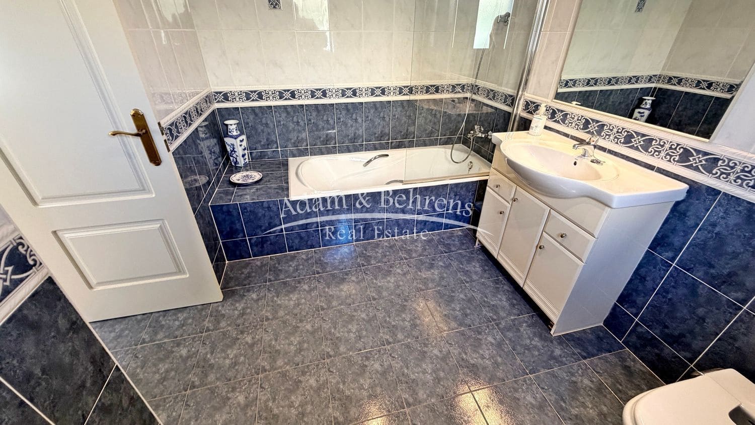 3 bedroom Villa for sale in Alicante / Alacant city with pool garage - € 630,000 (Ref: 9719484)