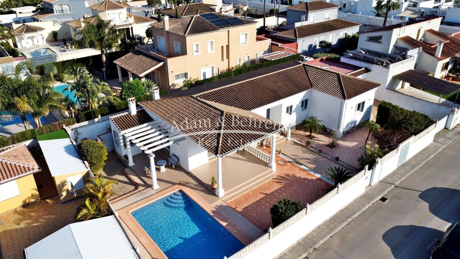 3 bedroom Villa for sale in Alicante / Alacant city with pool garage - € 630,000 (Ref: 9719484)