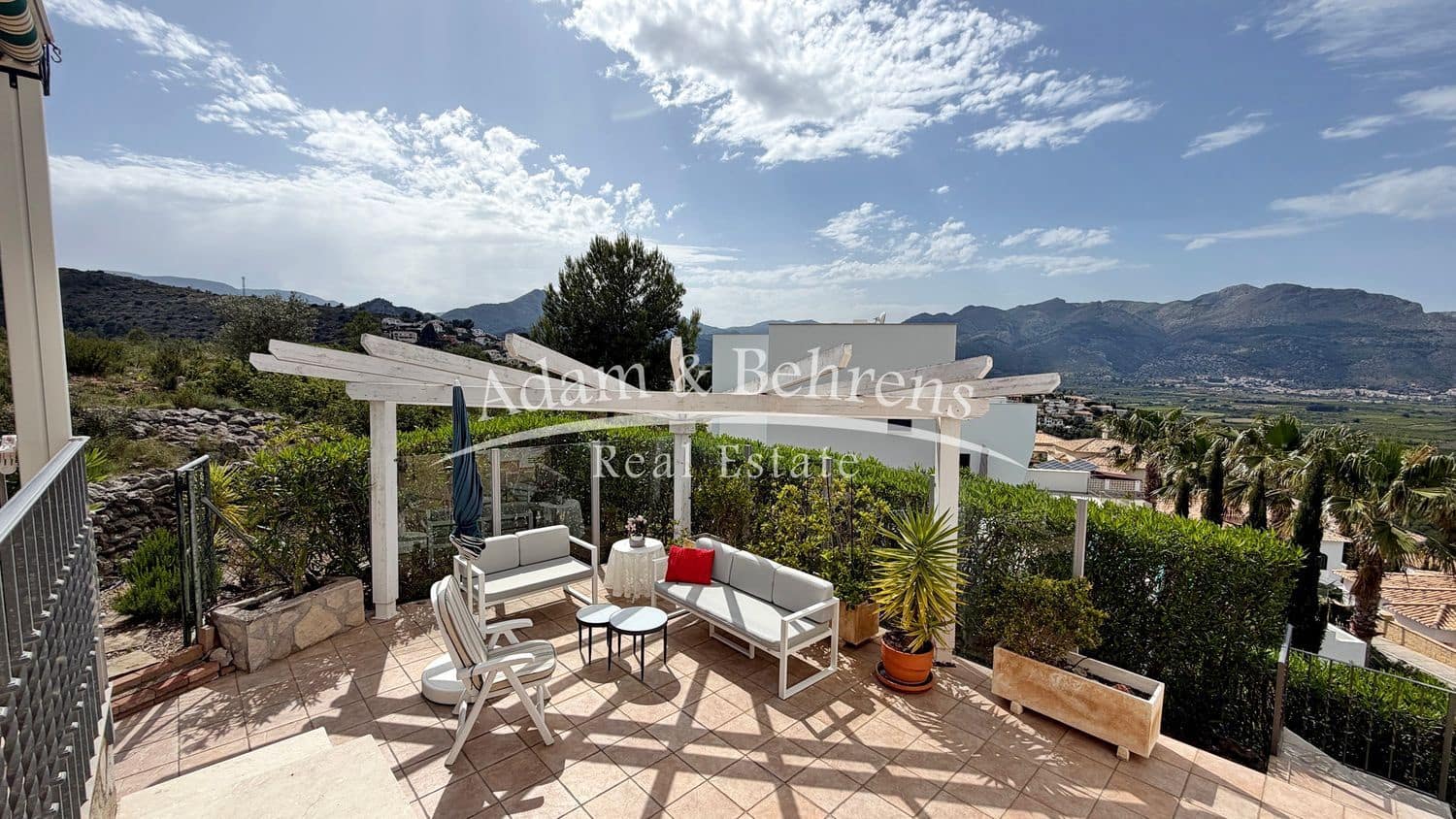 3 makuuhuone Huvila myytävänä paikassa Orba mukana uima-altaan 
autotalli - 470 000 € (Ref: 9796078)