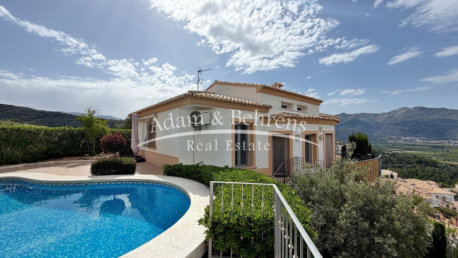 3 makuuhuone Huvila myytävänä paikassa Orba mukana uima-altaan 
autotalli - 470 000 € (Ref: 9796078)