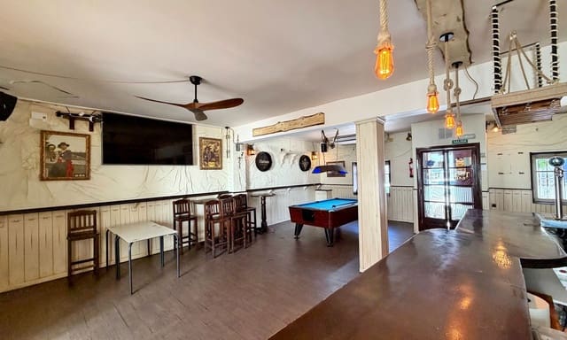 Kaupallinen myytävänä paikassa Dénia - 299 000 € (Ref: 9864017)