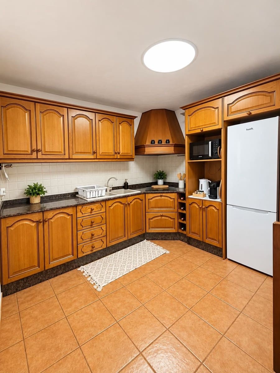 2 bedroom Townhouse for rent in El Golfo with garage - € 950 (Ref: 10099543)