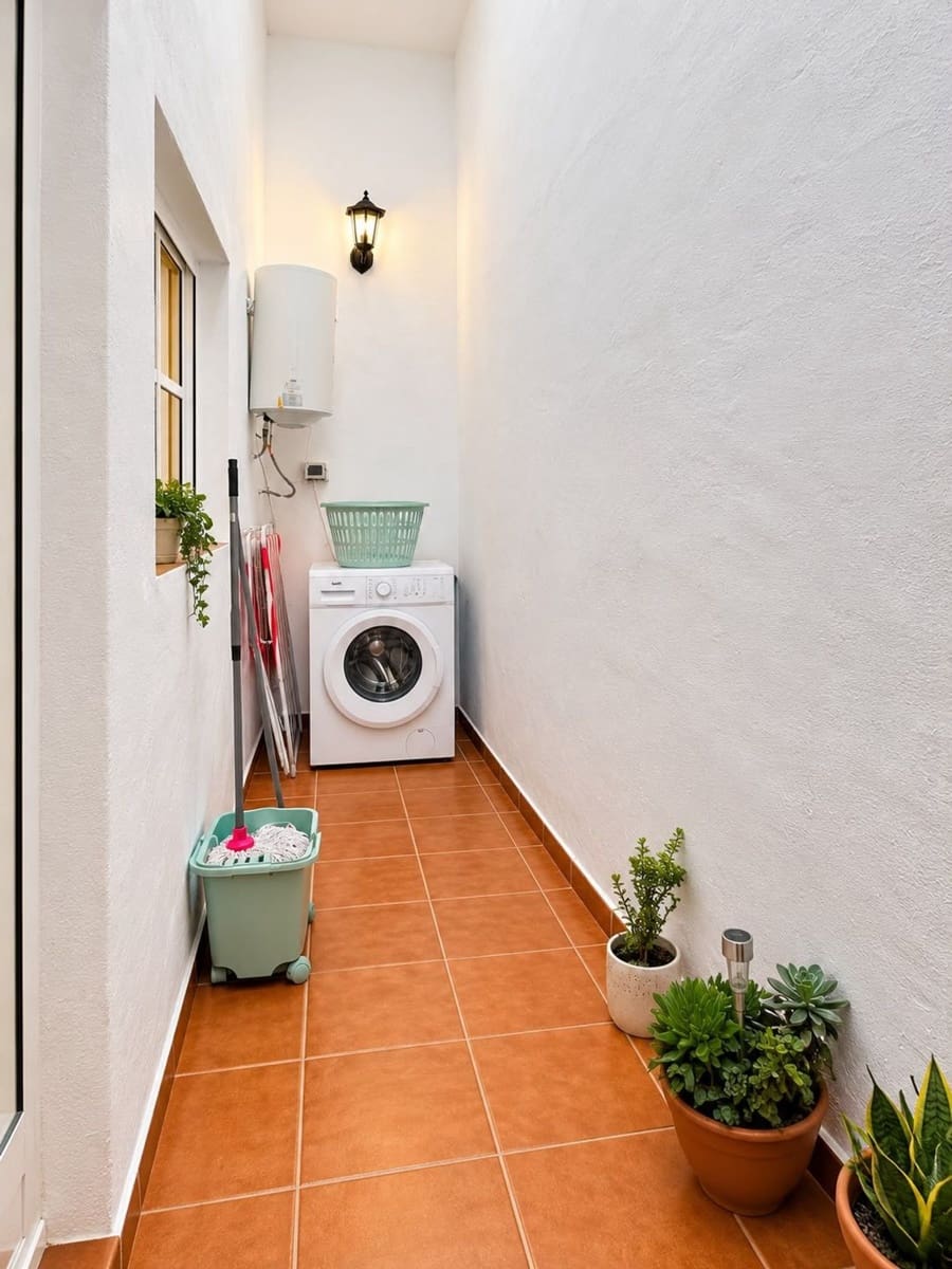 2 bedroom Townhouse for rent in El Golfo with garage - € 950 (Ref: 10099543)