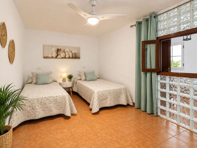 2 bedroom Townhouse for rent in El Golfo, Yaiza - € 950 (Ref: 10099543)