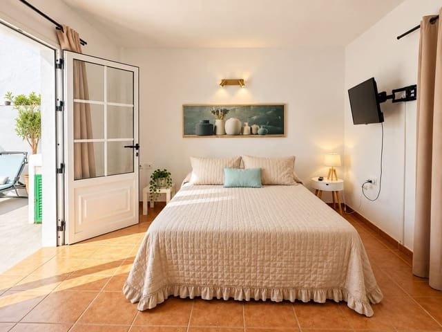 2 bedroom Townhouse for rent in El Golfo, Yaiza - € 950 (Ref: 10099543)