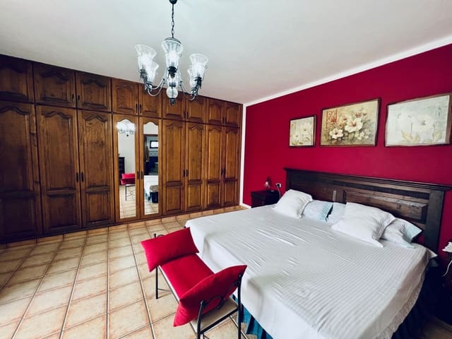 5 soverom Villa til salgs i Yaiza med svømmebasseng garasje - € 799 000 (Ref: 7843557)