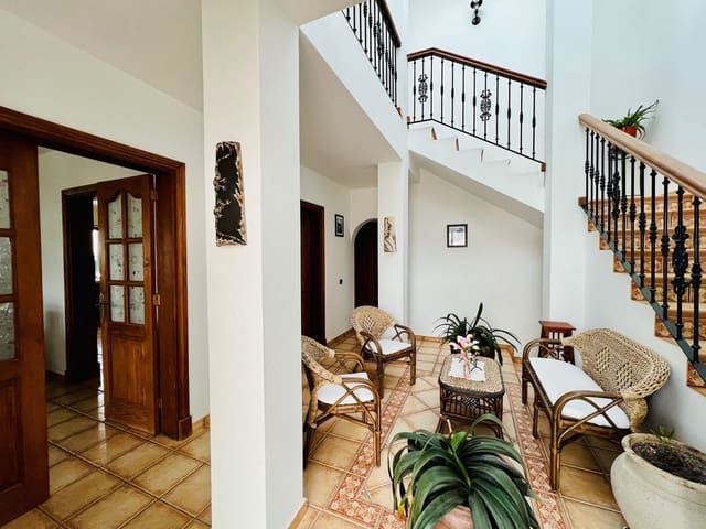 5 soverom Villa til salgs i Yaiza med svømmebasseng garasje - € 799 000 (Ref: 7843557)