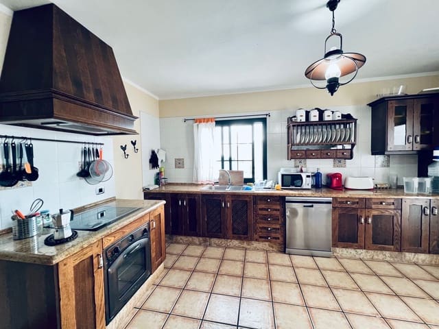 5 soverom Villa til salgs i Yaiza med svømmebasseng garasje - € 799 000 (Ref: 7843557)