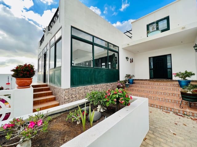 5 soverom Villa til salgs i Yaiza med svømmebasseng garasje - € 799 000 (Ref: 7843557)