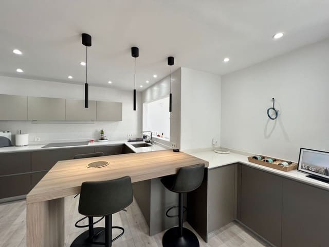 2 bedroom Apartment for rent in Arrecife with garage - € 1,250 (Ref: 8903266)