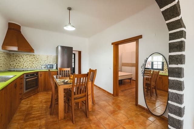 2 bedroom Townhouse for rent in San Bartolomé with garage - € 1,800 (Ref: 9322471)