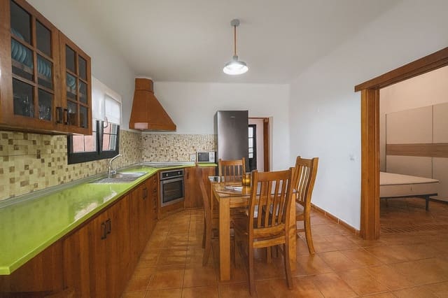 2 bedroom Townhouse for rent in San Bartolomé with garage - € 1,800 (Ref: 9322471)