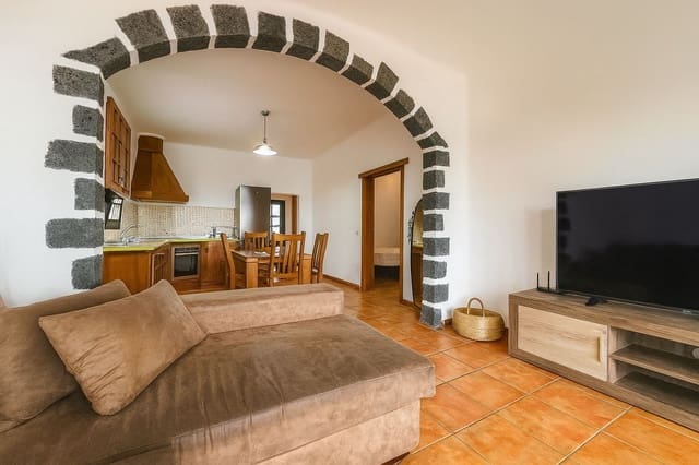 2 bedroom Townhouse for rent in San Bartolomé with garage - € 1,800 (Ref: 9322471)