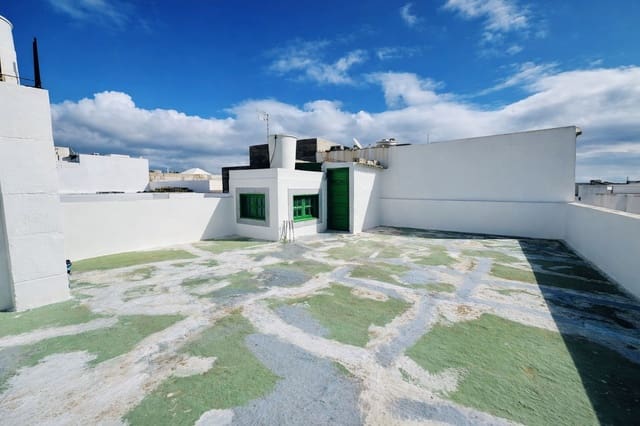 3 bedroom Finca/Country House for sale in Arrecife with garage - € 299,000 (Ref: 9465283)