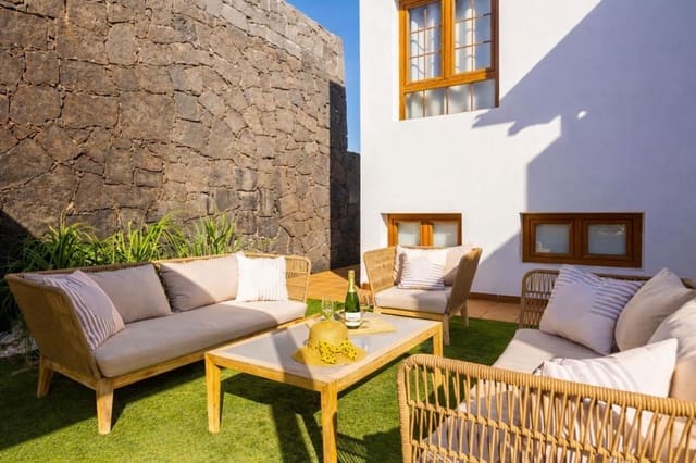 Casa de 4 habitaciones en Playa Blanca, Yaiza en venta con piscina garaje - 650.000 € (Ref: 9741526)