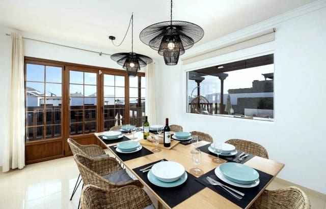 Casa de 4 habitaciones en Playa Blanca, Yaiza en venta con piscina garaje - 650.000 € (Ref: 9741526)