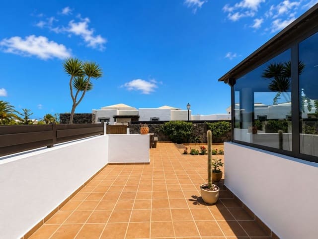 2 bedroom Townhouse for sale in Playa Blanca, Yaiza with pool garage - € 530,000 (Ref: 9932836)