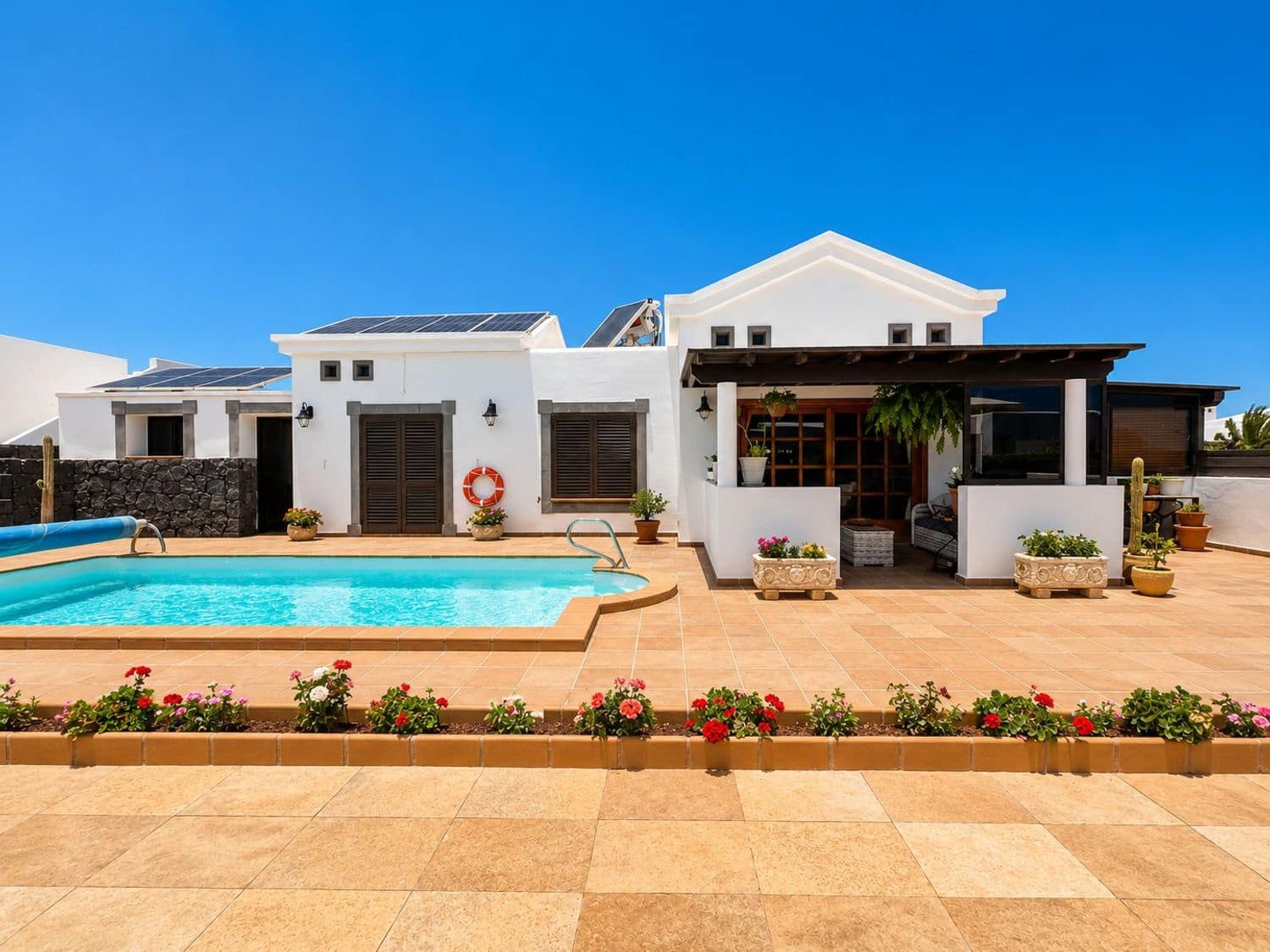 2 bedroom Townhouse for sale in Playa Blanca with pool garage - € 530,000 (Ref: 9932836)