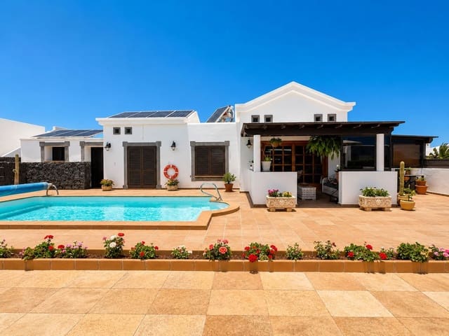2 bedroom Townhouse for sale in Playa Blanca, Yaiza with pool garage - € 530,000 (Ref: 9932836)