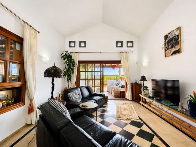 2 bedroom Townhouse for sale in Playa Blanca, Yaiza with pool garage - € 530,000 (Ref: 9932836)