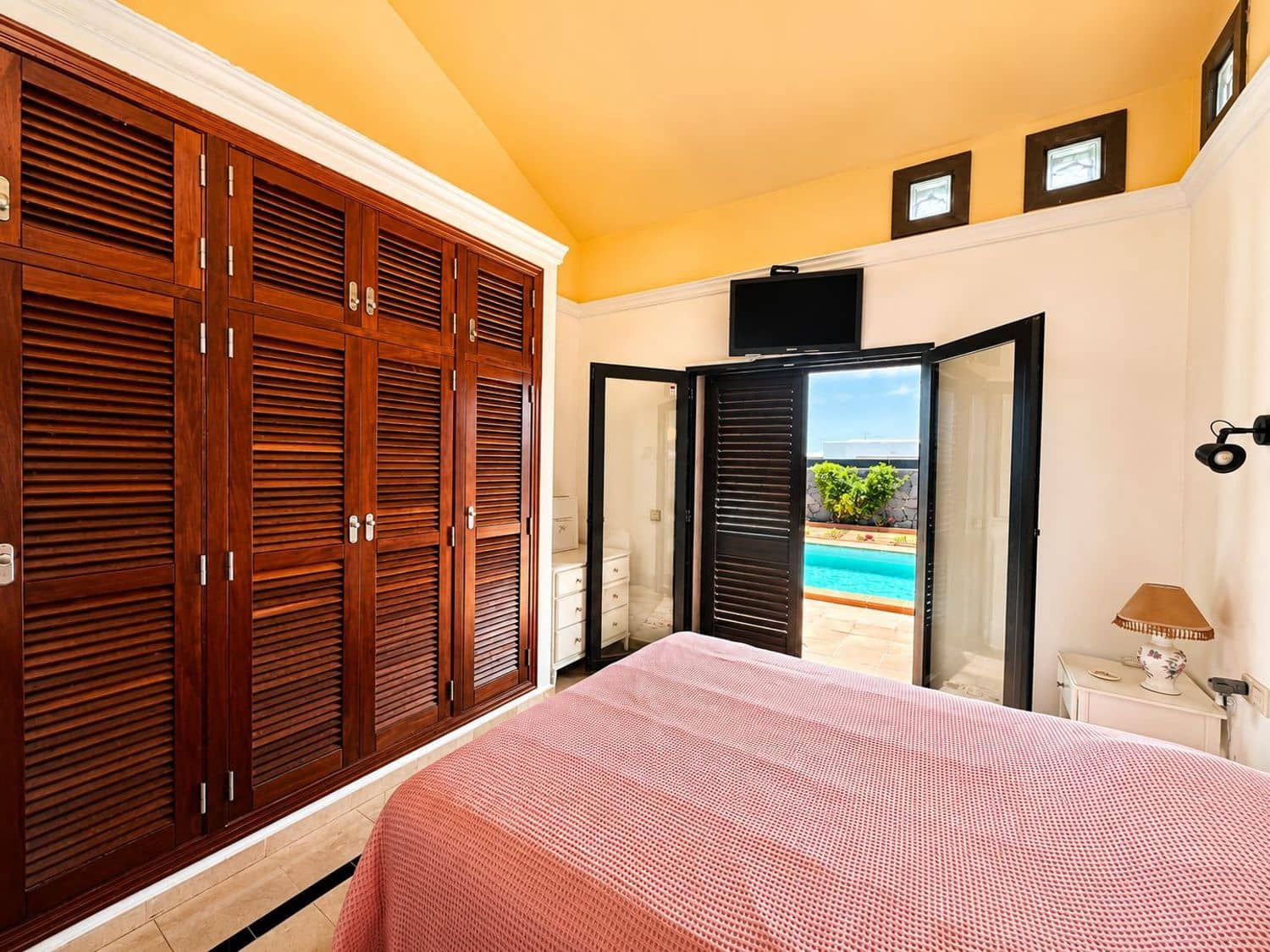 2 bedroom Townhouse for sale in Playa Blanca with pool garage - € 530,000 (Ref: 9932836)