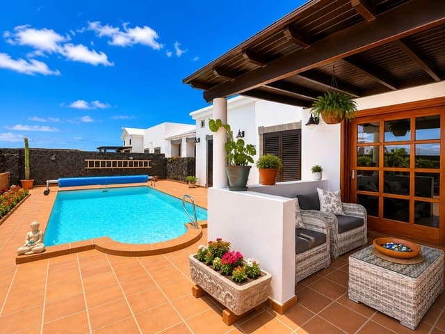 2 bedroom Townhouse for sale in Playa Blanca, Yaiza with pool garage - € 530,000 (Ref: 9932836)