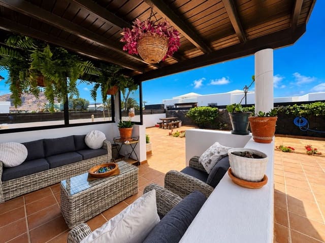 2 bedroom Townhouse for sale in Playa Blanca, Yaiza with pool garage - € 530,000 (Ref: 9932836)